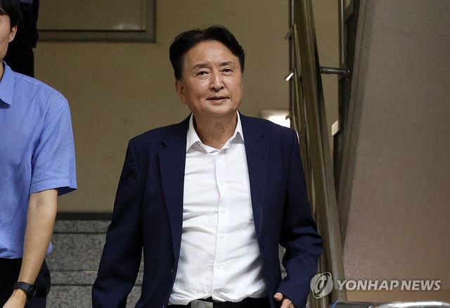 경찰 조사 마친 김영환 충북지사