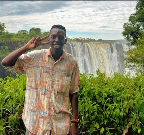 짐바브웨 시절 빅토리아폭포 앞에서 포즈 취한 에벤 씨