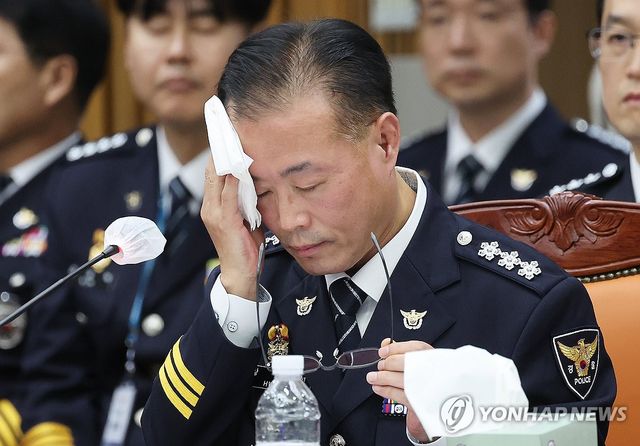 땀 닦는 황창선 경기남부청장