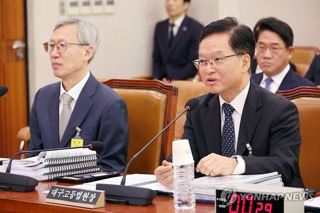 답하는 진성철 대구고등법원장