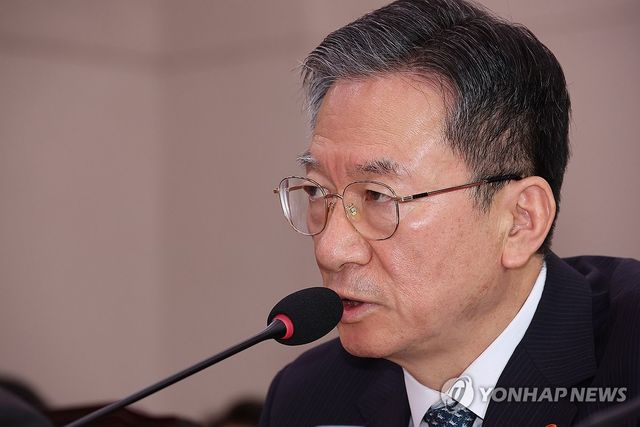 답하는 정성호 법무부 장관