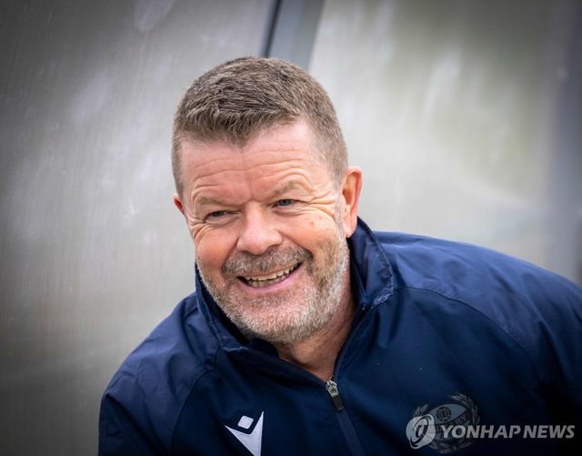 미엘뷔의 우승을 지휘한 안데르스 토르스텐손 감독