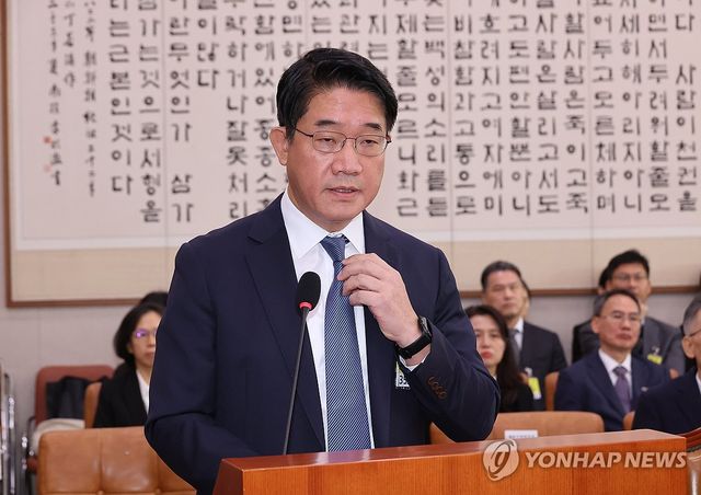 답하는 이흥권 제주지방법원장