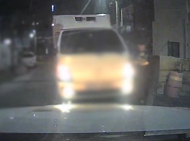 경찰관 치고 도주하는 트럭