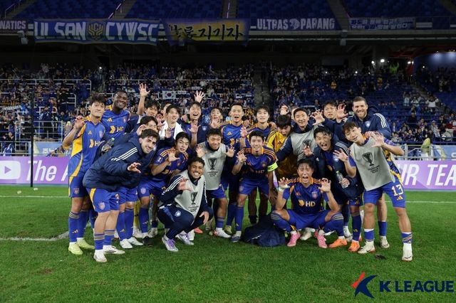 승리 기념 사진 찍는 울산 선수단