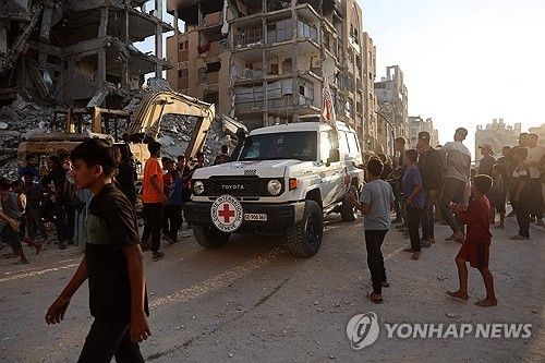 가자지구 인질 시신 수습 현장에 도착한 국제적십자위원회(ICRC) 차량