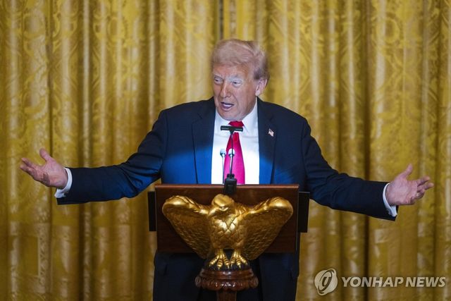 지난 15일(현지시간) 도널드 트럼프 미국 대통령이 백악관 연회장 모금 행사에서 발언하고 있다[EPA=연합뉴스. 재판매 및 DB 금지]