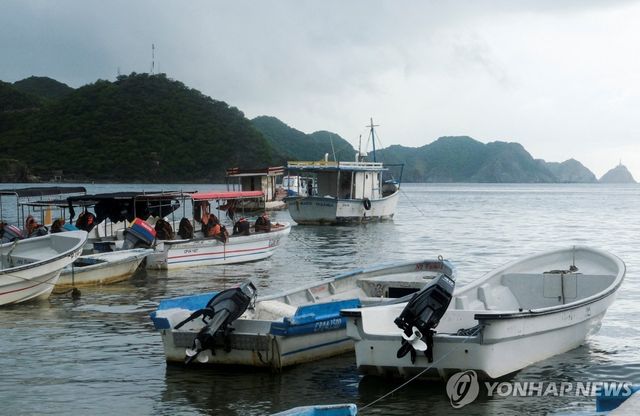 콜롬비아 타강가 해변 인근의 어선