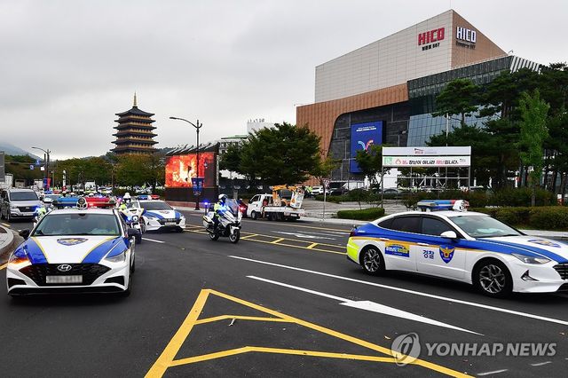 훈련하려 나온 경찰차와 사이드카