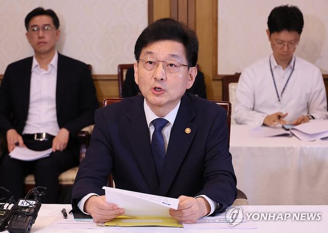 발언하는 윤창렬 국무조정실장