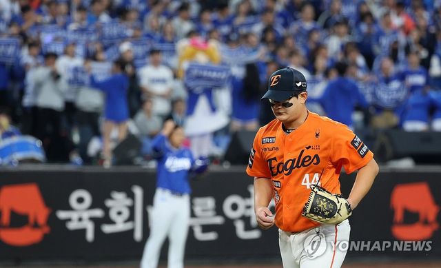 마운드 내려오는 김서현