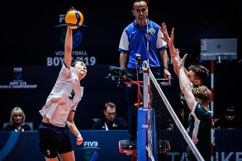 U-19 세계선수권 경기에서 스파이크하는 방강호