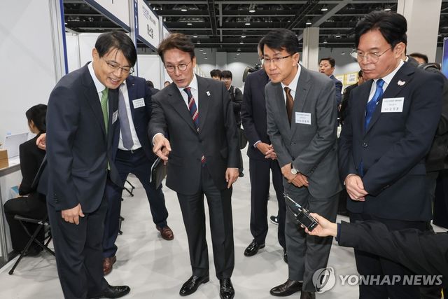 채용박람회 둘러보는 김민석 총리