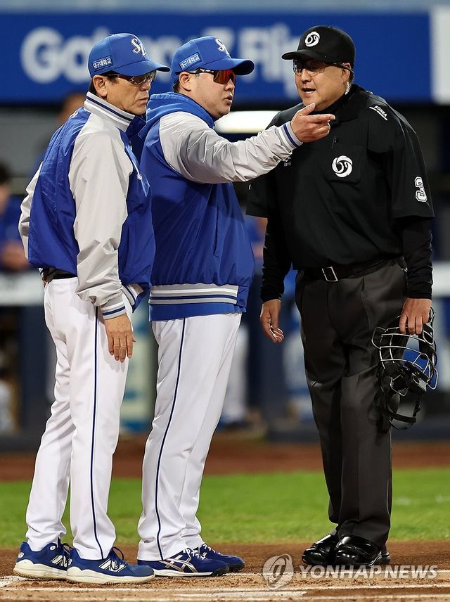 항의하는 박진만 감독