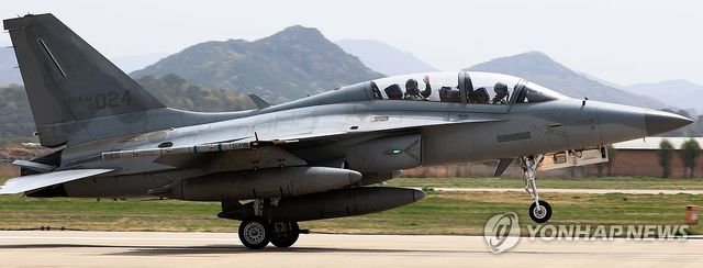 FA-50 공중훈련 마친 한국 공군 조종사