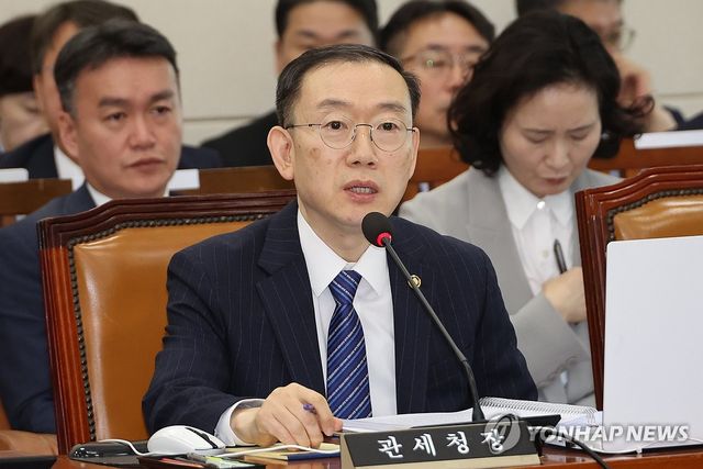 답변하는 이명구 관세청장