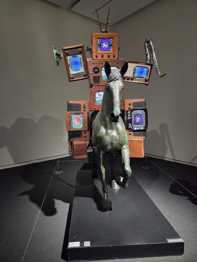 백남준 작 '고대기마인상'
