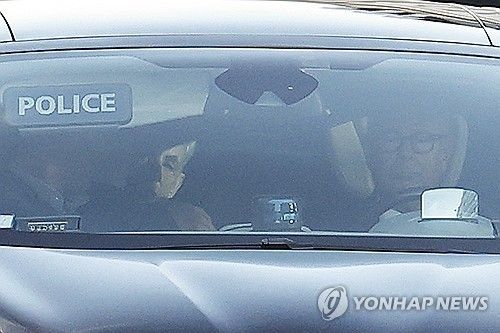 경찰차 타고 교도소 도착한 사르코지 전 대통령