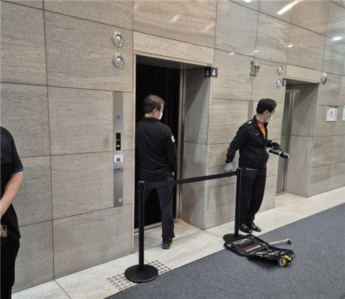 서울 강남구 역삼동의 한 빌딩에서 발생한 엘리베이터 갇힘 사고.