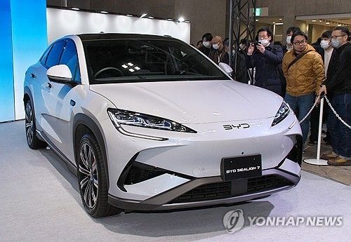 도쿄 오토살롱 2025에 전시된 BYD 시라이언7