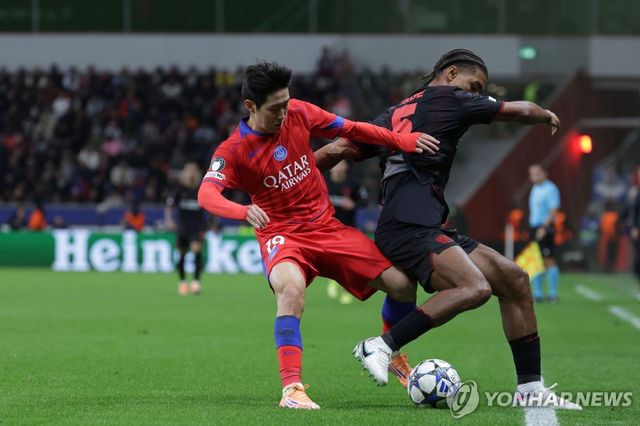 볼 경합 중인 이강인