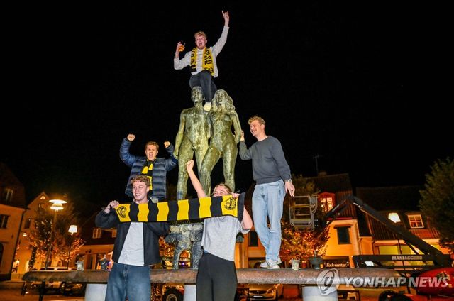 미엘뷔의 우승을 기뻐하는 서포터스들