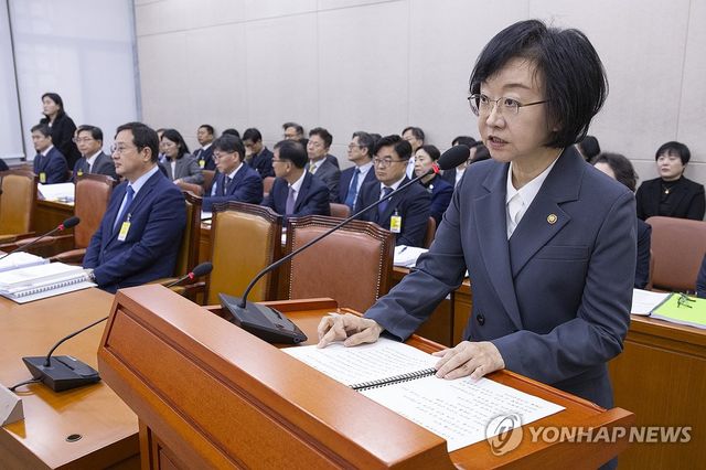 업무 보고하는 오유경 식약처장