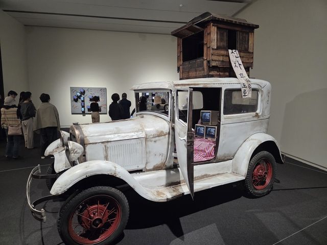 백남준 작 '전자초고속도로 1929포드'