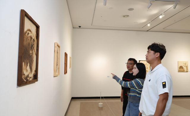 최북미술관의 인두화 전시회