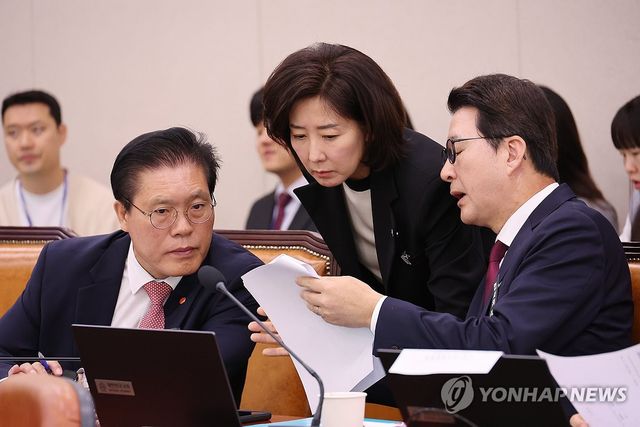 대화하는 국민의힘 의원들