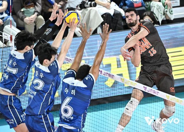 삼성화재 블로킹 벽 뚫는 OK저축은행 디미트로프