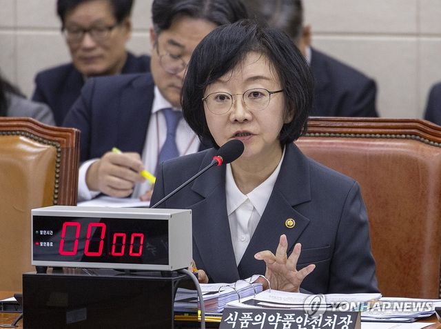 질의에 답하는 오유경 식약처장