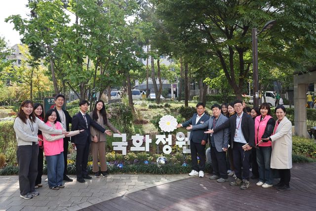 20일 열린 마포구 국화정원 황톳길 개장식