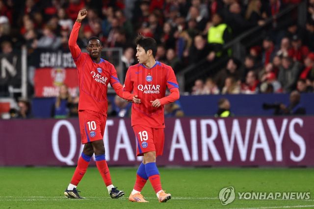 골세리머니를 펼치는 우스만 뎀벨레(왼쪽)와 이강인