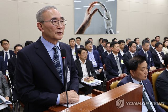 답변하는 김영섭 KT 대표이사