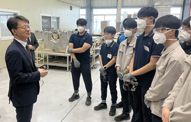 항공기부품 제조업체 실습생 격려하는 송근현 경남교육청 부교육감