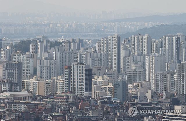 서울 남산에서 바라본 아파트 단지. [연합뉴스 자료사진]