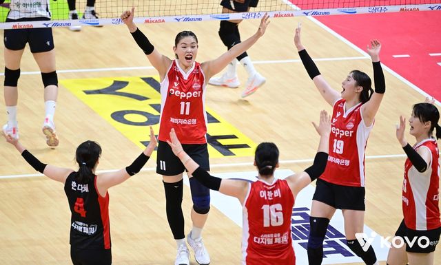 환호하는 페퍼저축은행 선수들