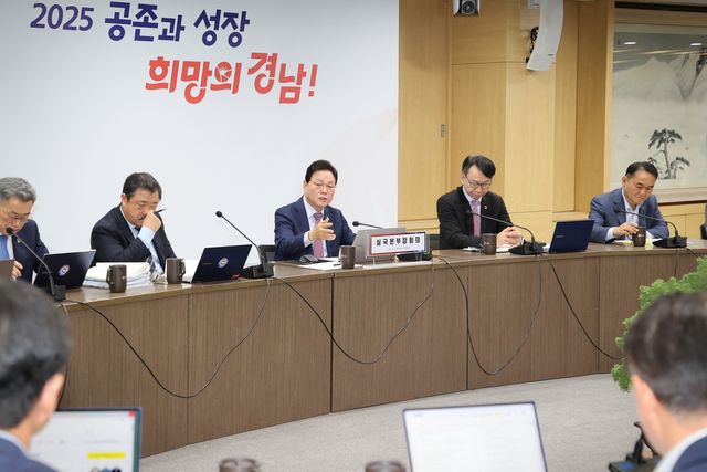 실국본부장 회의 주재하는 박완수 경남지사(가운데)