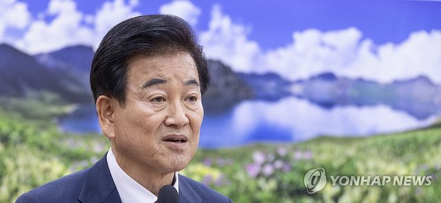 국정감사에서 기관 보고하는 정동영 통일부 장관