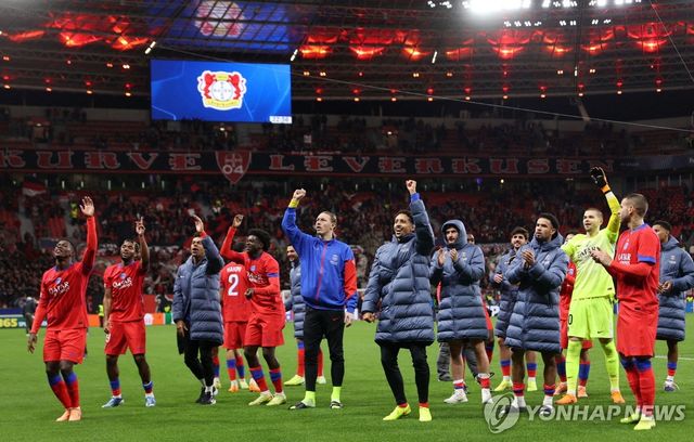 승리를 기뻐하는 PSG 선수들