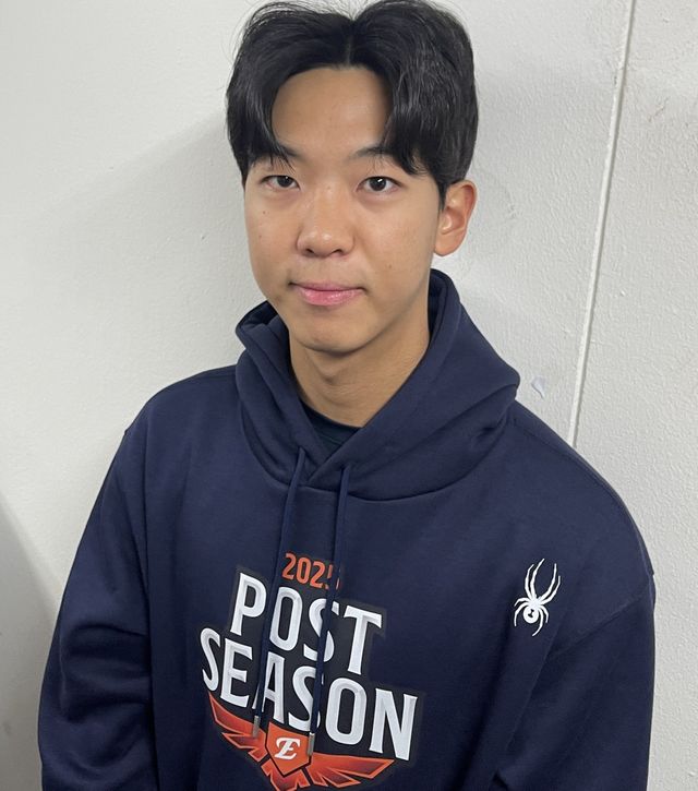 PO 3차전을 앞두고 취재진과 만난 한화 황준서