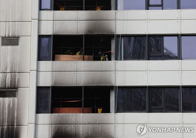 검게 그을린 건물