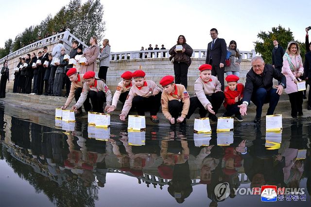러 쿠르스크 학생들, 북한군에 '감사합니다' 종이등불배 보내