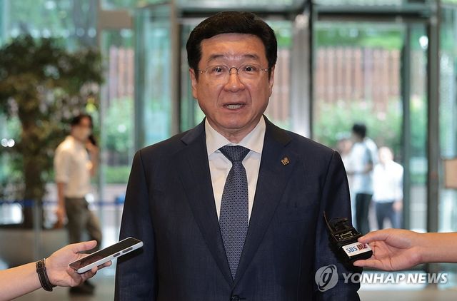 질문에 답하는 이찬희 위원장