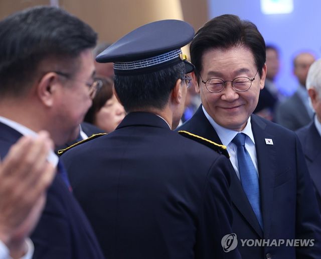 유재성 경찰청장 직무대행과 인사하는 이재명 대통령