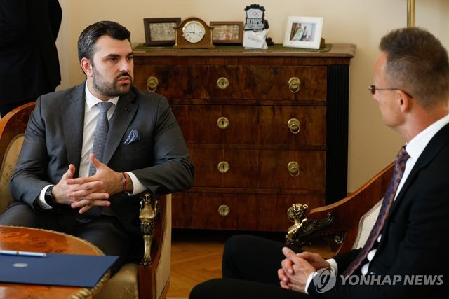 게오르크 게오르기에프 불가리아 외무장관과 씨야르토 페테르 헝가리 외무장관