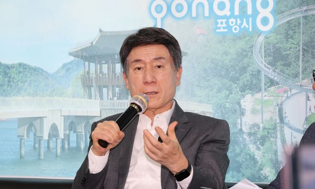 기자간담회 하는 이강덕 포항시장