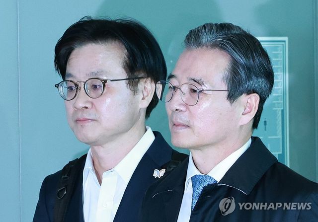 출국하는 김용범 정책실장-김정관 산업장관