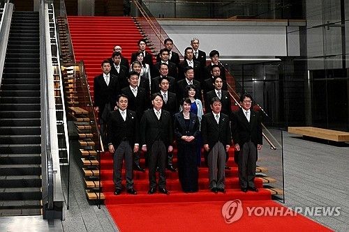 기념 촬영에 임하는 다카이치 내각 각료들